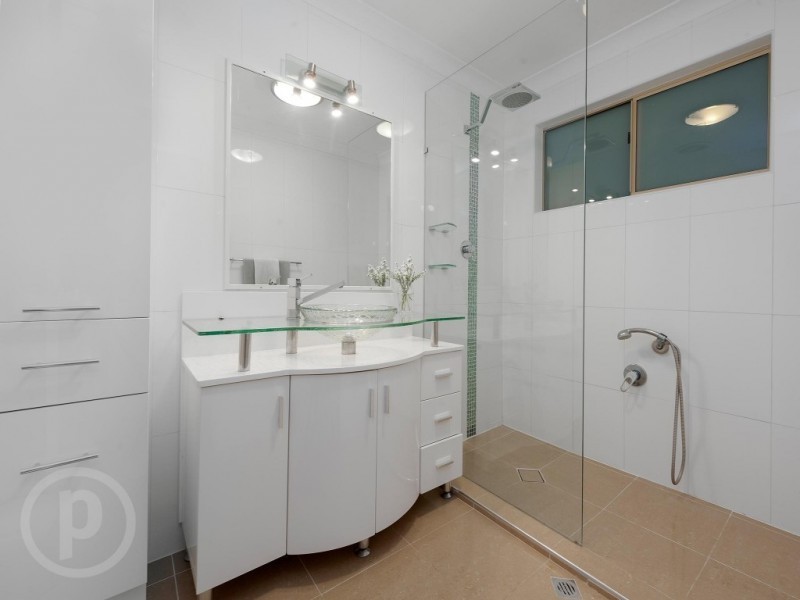 8 Sherborne Place, Chapel Hill QLD 4069