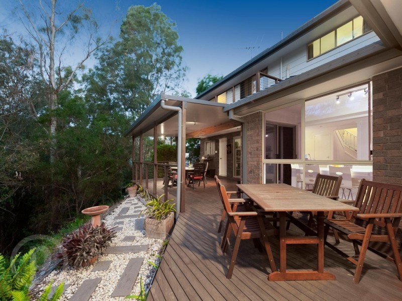 8 Sherborne Place, Chapel Hill QLD 4069