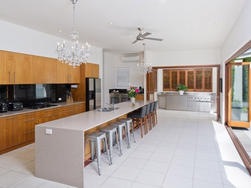 42 King Arthur Terrace, Tennyson QLD 4105