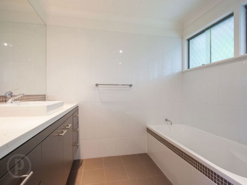 5 Strathburn Street, Oxley QLD 4075