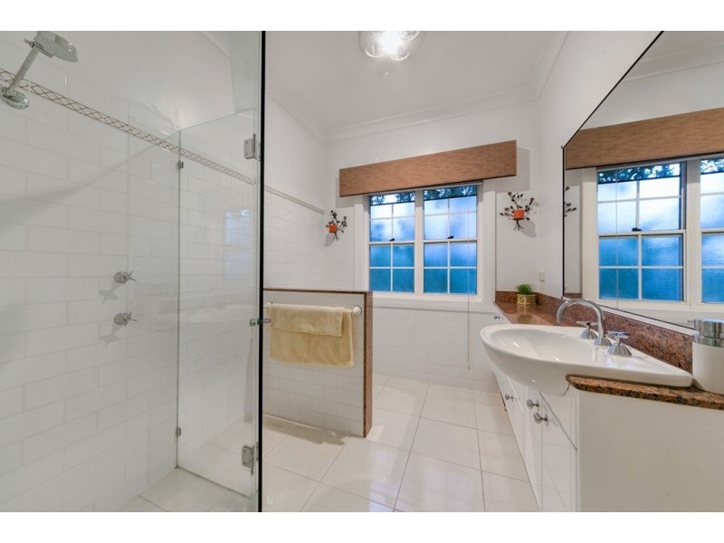 110 King Arthur Terrace, Tennyson QLD 4105