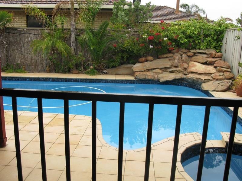 6 Newcombe Ave, West Lakes Shore SA 5020