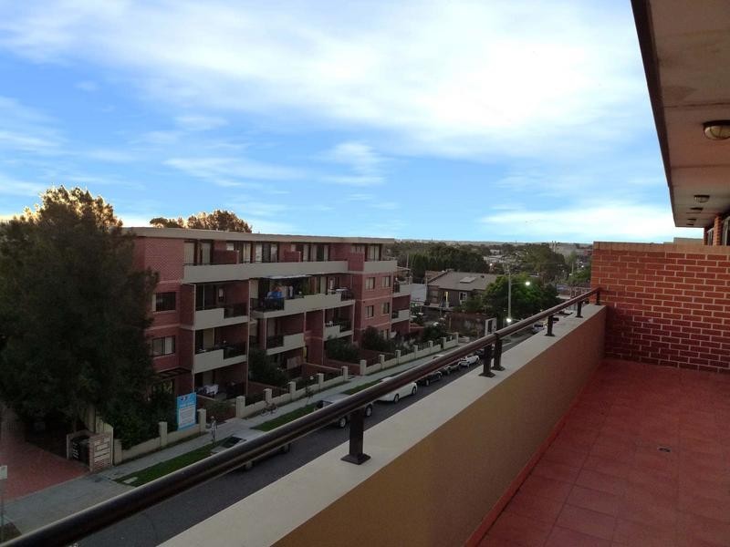 13/7-11 Kitchener Avenue, Regents Park NSW 2143