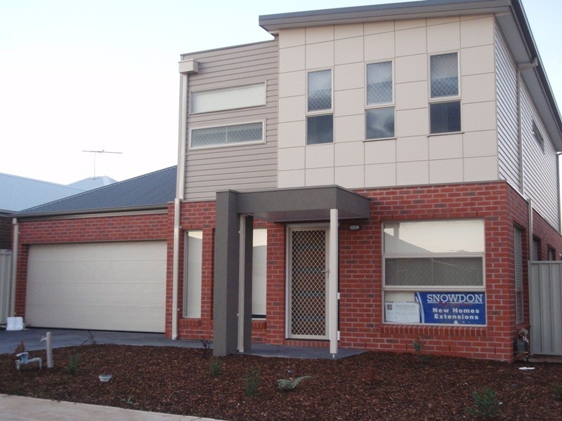 7 Hawksbury Green, Caroline Springs VIC 3023