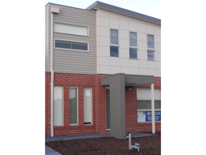 7 Hawksbury Green, Caroline Springs VIC 3023