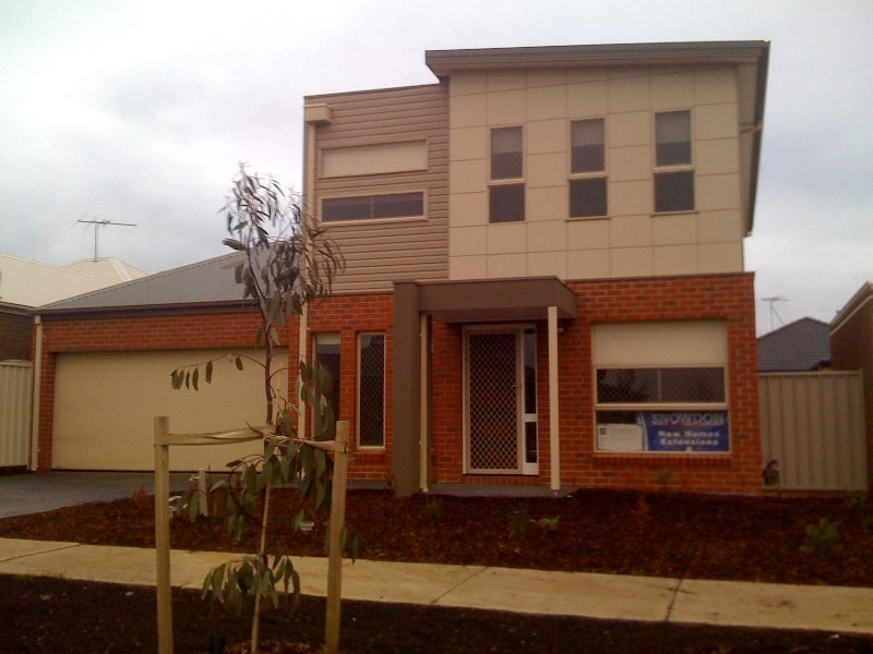 7 Hawksbury Green, Caroline Springs VIC 3023