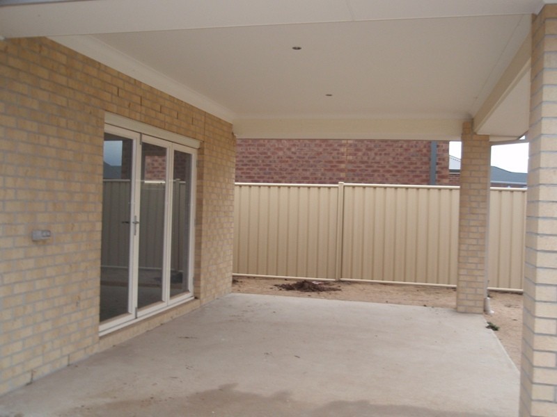 27 Gardenia Street, Caroline Springs VIC 3023