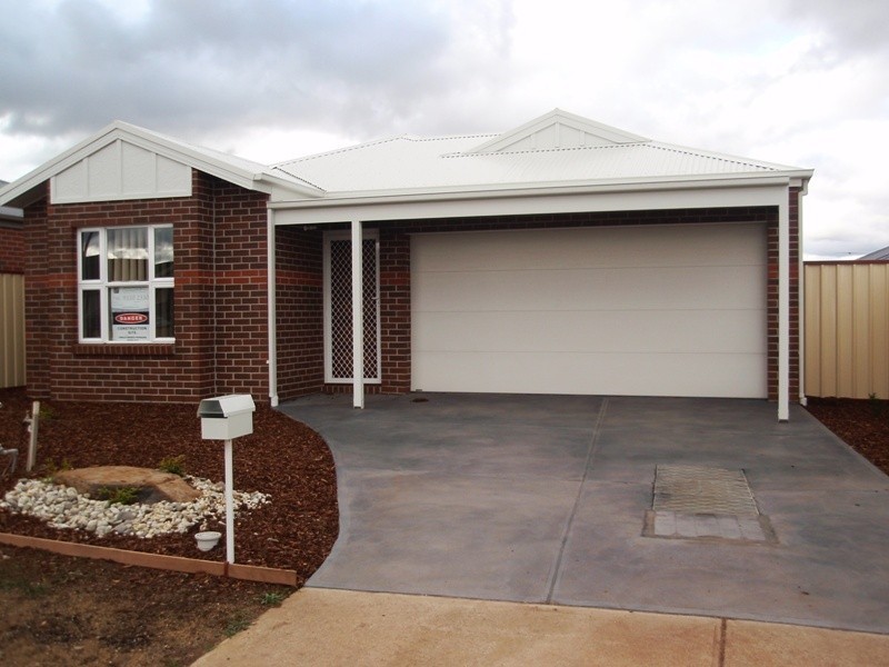 2/16 Pangbourne Avenue, Melton West VIC 3337