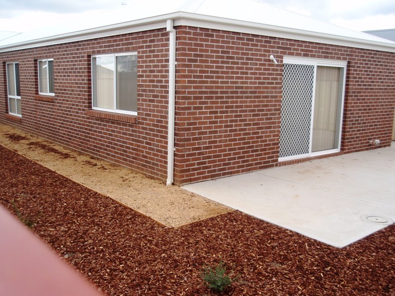 2/16 Pangbourne Avenue, Melton West VIC 3337