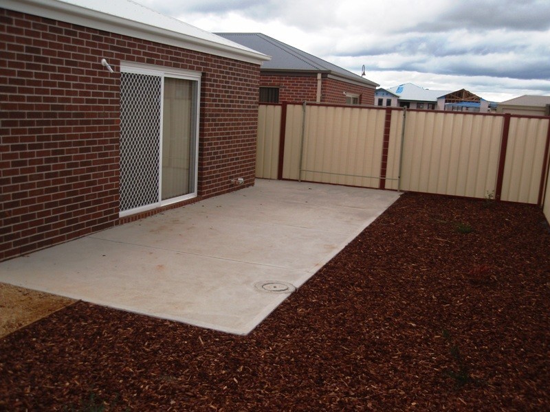 2/16 Pangbourne Avenue, Melton West VIC 3337