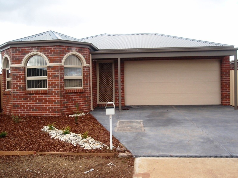 16 Pangbourne Avenue, Melton VIC 3337