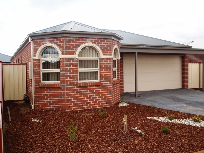 16 Pangbourne Avenue, Melton VIC 3337