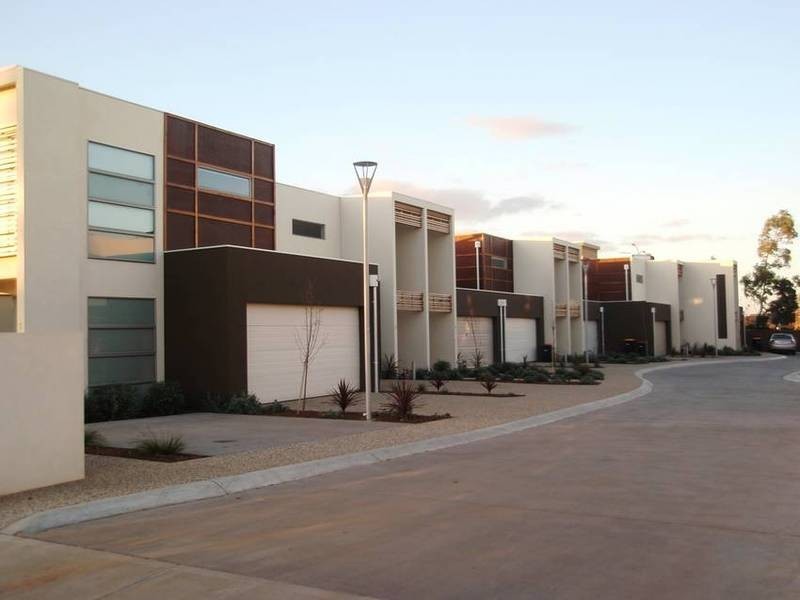 1/1 The Close, Caroline Springs VIC 3023