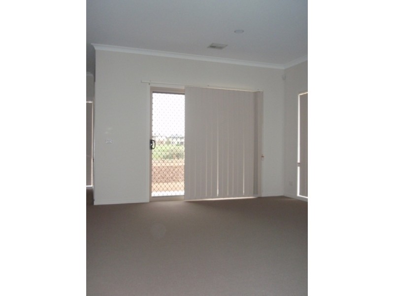 29 Celebration Point, Sanctuary Lakes VIC 3030
