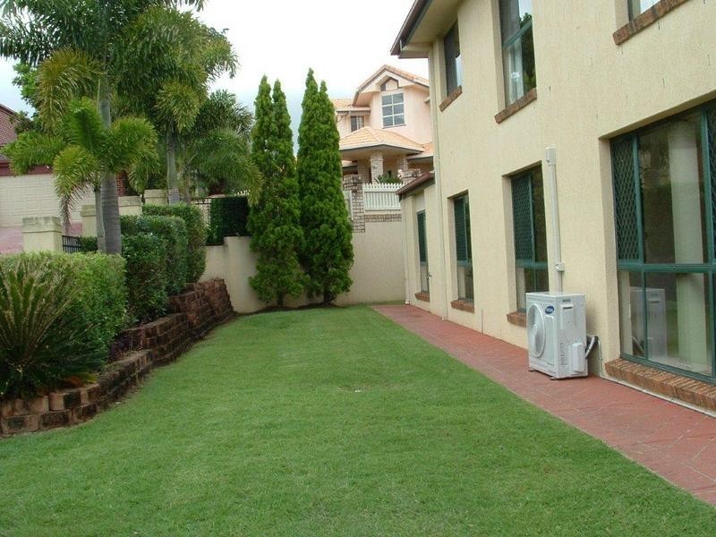 2 Forest Place, Carindale QLD 4152