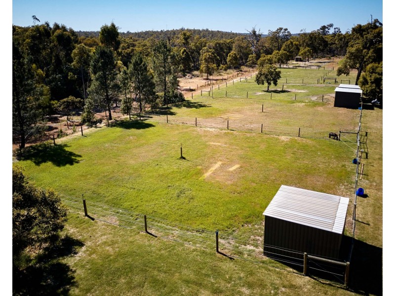 32 Stevens Road, Bedfordale WA 6112