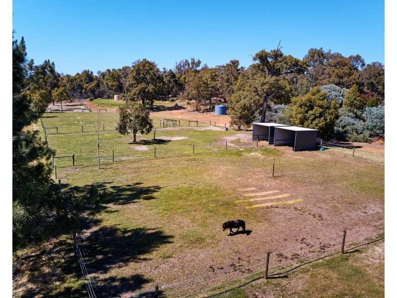 32 Stevens Road, Bedfordale WA 6112