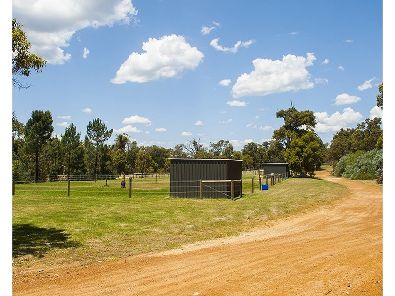 32 Stevens Road, Bedfordale WA 6112