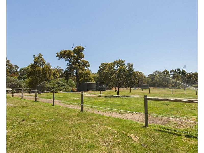 32 Stevens Road, Bedfordale WA 6112