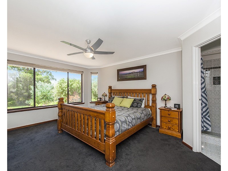 32 Stevens Road, Bedfordale WA 6112