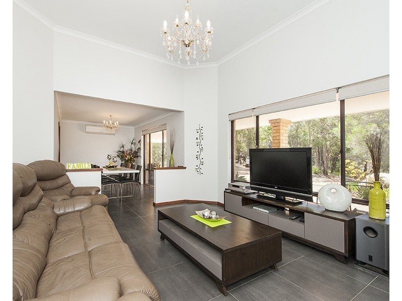 32 Stevens Road, Bedfordale WA 6112