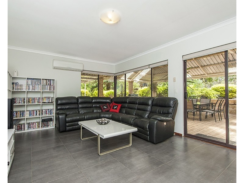 32 Stevens Road, Bedfordale WA 6112