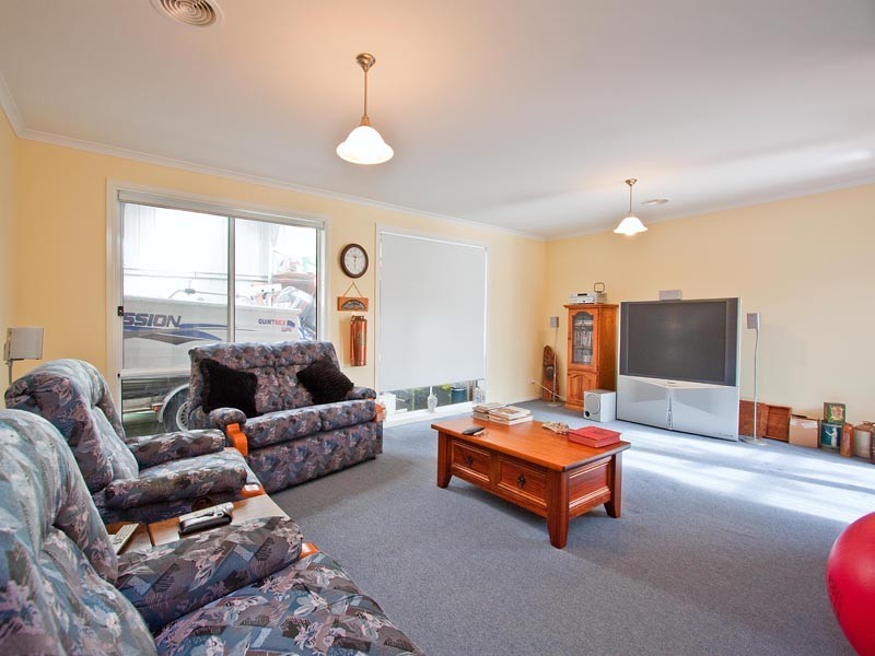 15 Wicklow Drive, Cranbourne VIC 3977