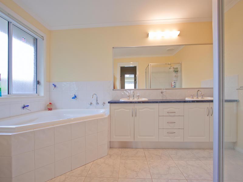 15 Wicklow Drive, Cranbourne VIC 3977