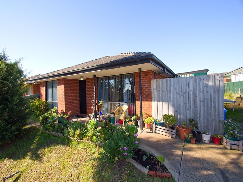 4 Raffindale Crescent, Cranbourne VIC 3977