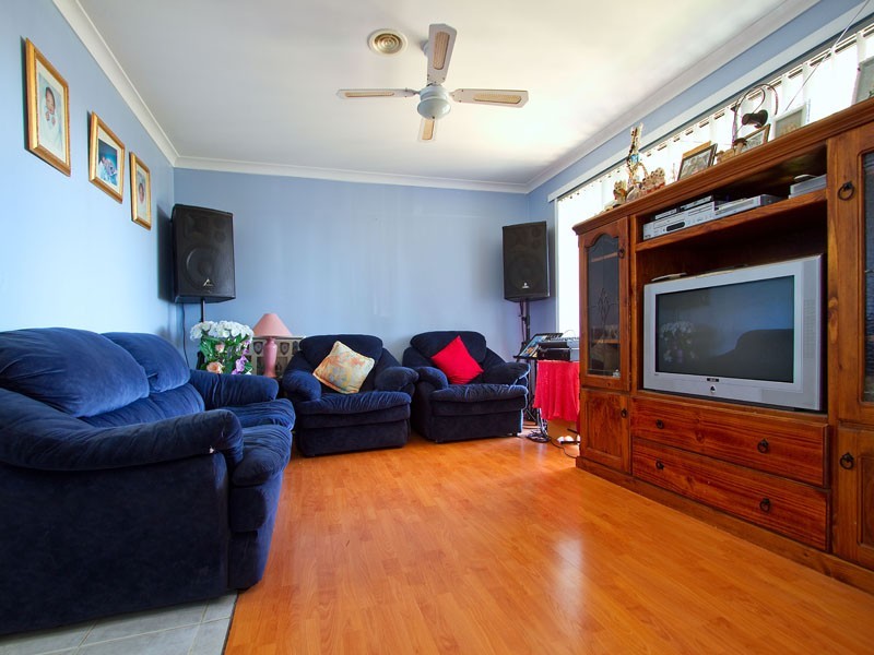 4 Raffindale Crescent, Cranbourne VIC 3977