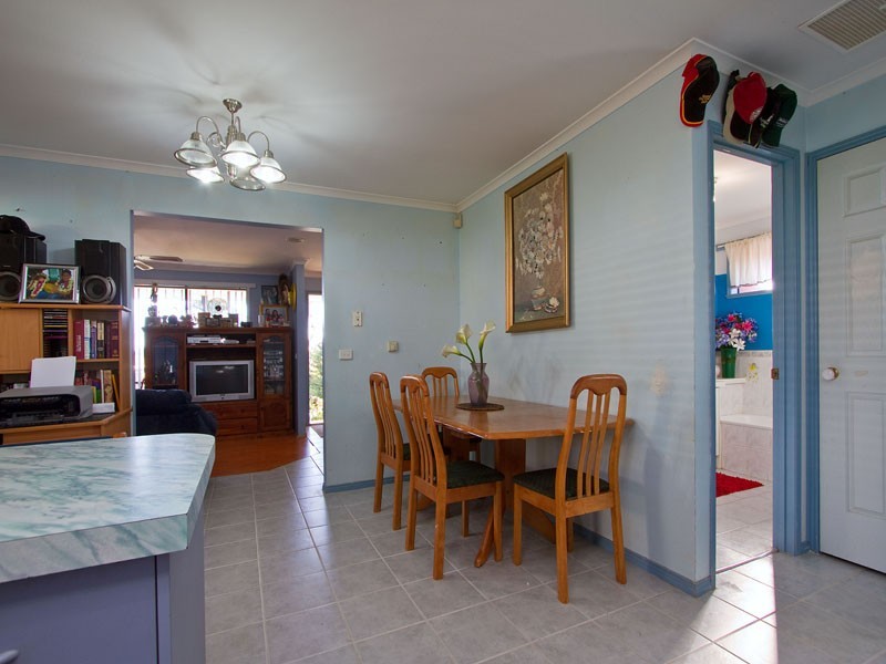 4 Raffindale Crescent, Cranbourne VIC 3977