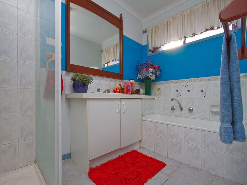 4 Raffindale Crescent, Cranbourne VIC 3977