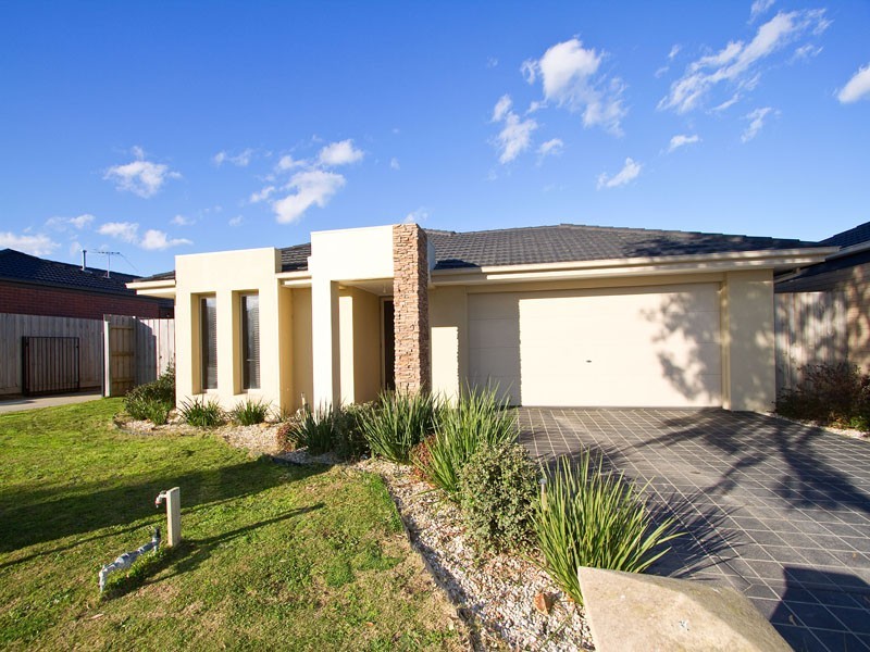 14 Lahinch Grove, Cranbourne VIC 3977