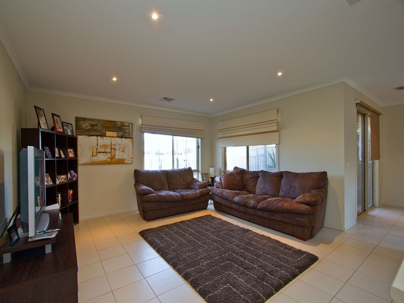 14 Lahinch Grove, Cranbourne VIC 3977