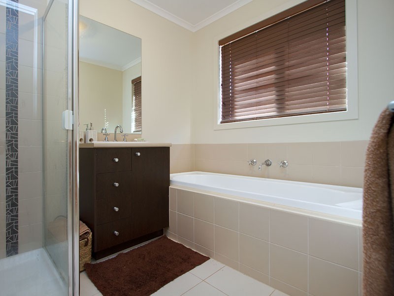 14 Lahinch Grove, Cranbourne VIC 3977