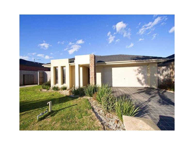 14 Lahinch Grove, Cranbourne VIC 3977