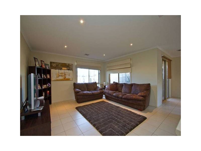 14 Lahinch Grove, Cranbourne VIC 3977