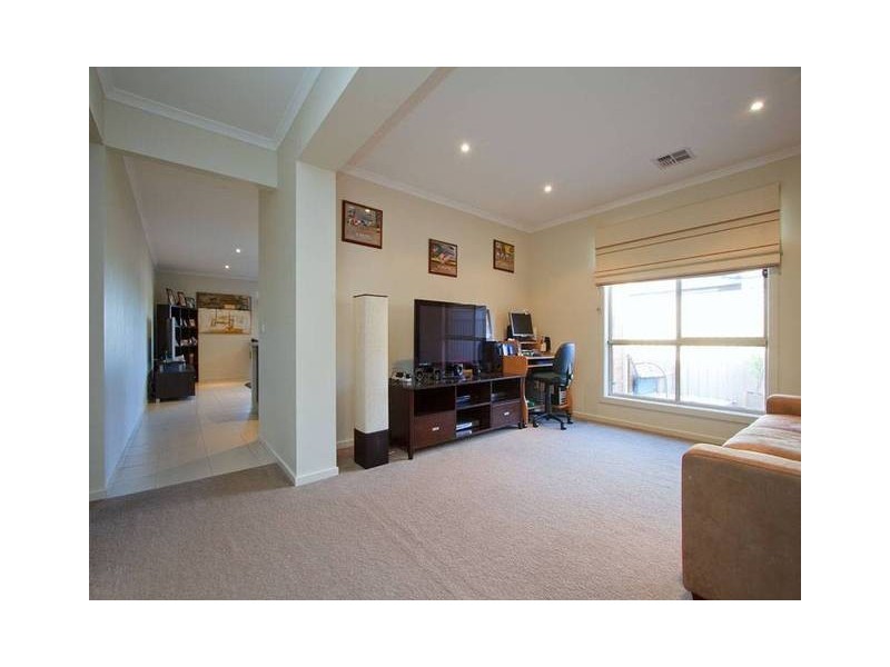 14 Lahinch Grove, Cranbourne VIC 3977