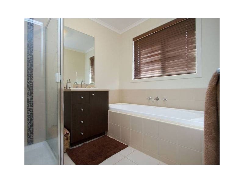 14 Lahinch Grove, Cranbourne VIC 3977