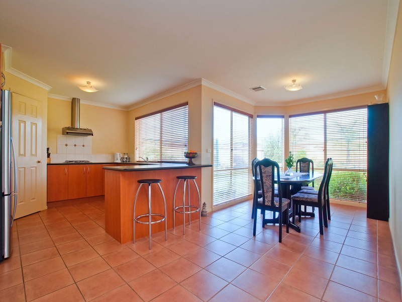 43 Sunningdale Crescent, Cranbourne VIC 3977