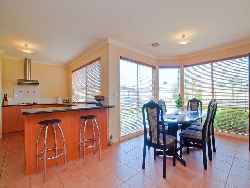 43 Sunningdale Crescent, Cranbourne VIC 3977