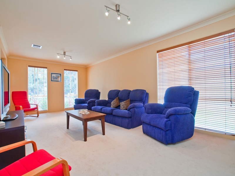 43 Sunningdale Crescent, Cranbourne VIC 3977