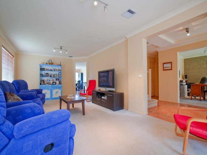 43 Sunningdale Crescent, Cranbourne VIC 3977