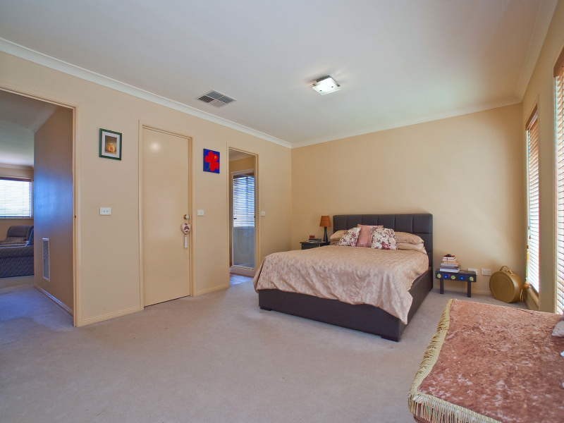 43 Sunningdale Crescent, Cranbourne VIC 3977