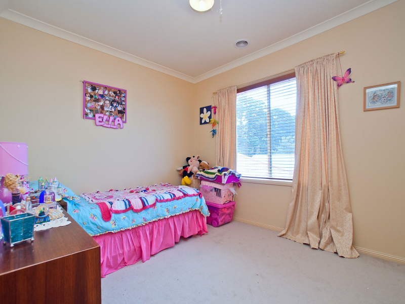 43 Sunningdale Crescent, Cranbourne VIC 3977