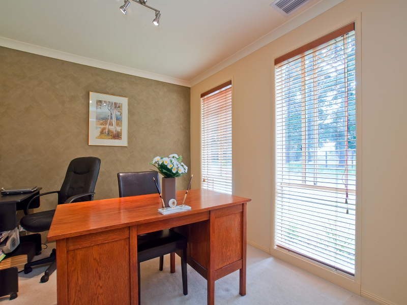 43 Sunningdale Crescent, Cranbourne VIC 3977