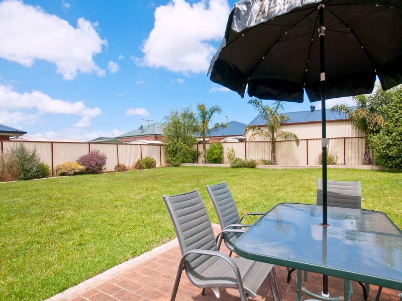 43 Sunningdale Crescent, Cranbourne VIC 3977