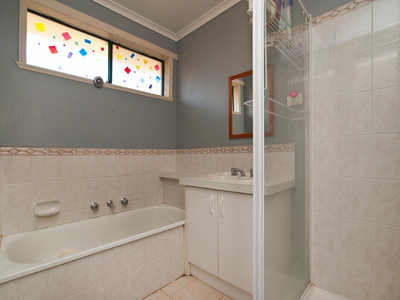 5 Raffindale Crescent, Cranbourne VIC 3977