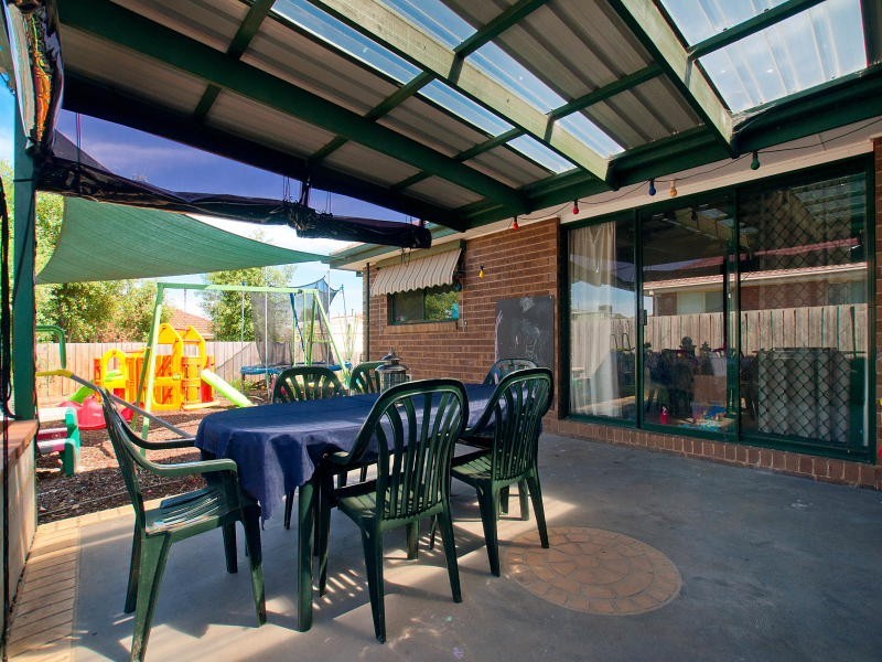 5 Raffindale Crescent, Cranbourne VIC 3977