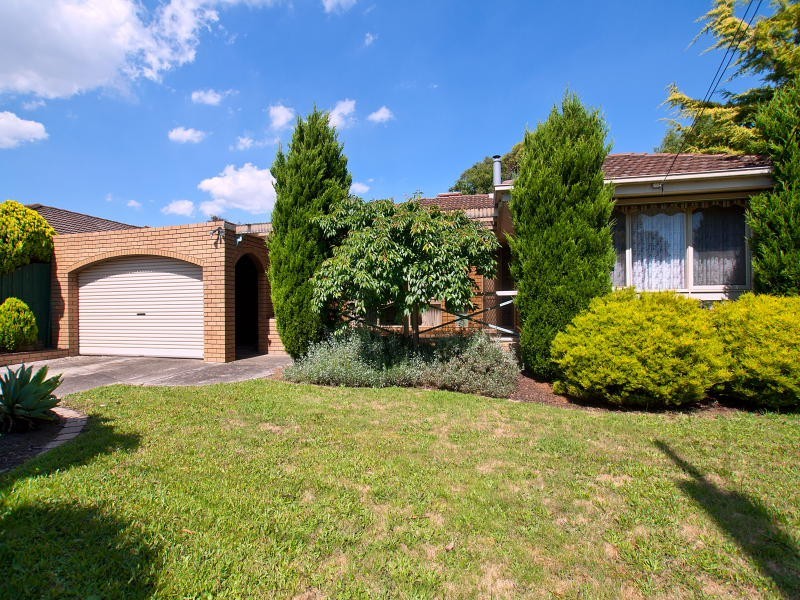 8 Thomas Crescent, Cranbourne VIC 3977